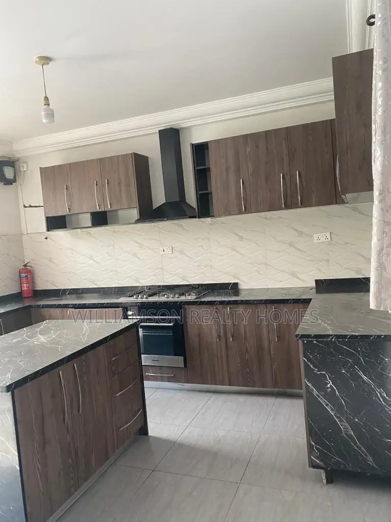 5bdrm House in Community 18, Spintex for rent