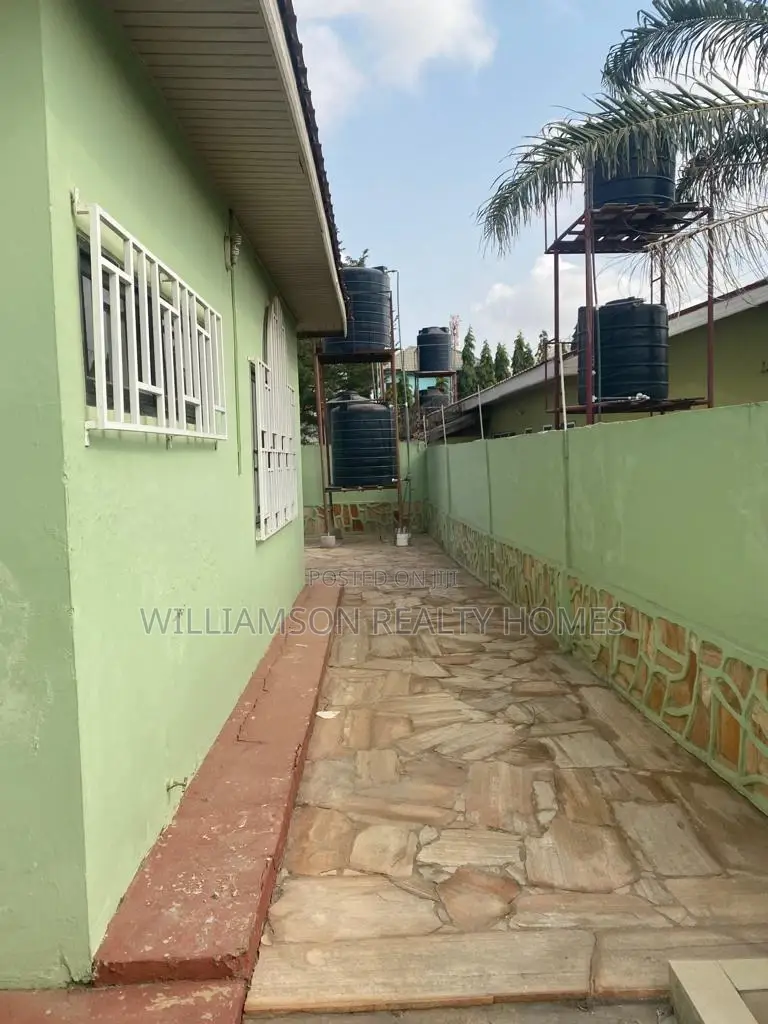 5bdrm House in Community 18, Spintex for rent
