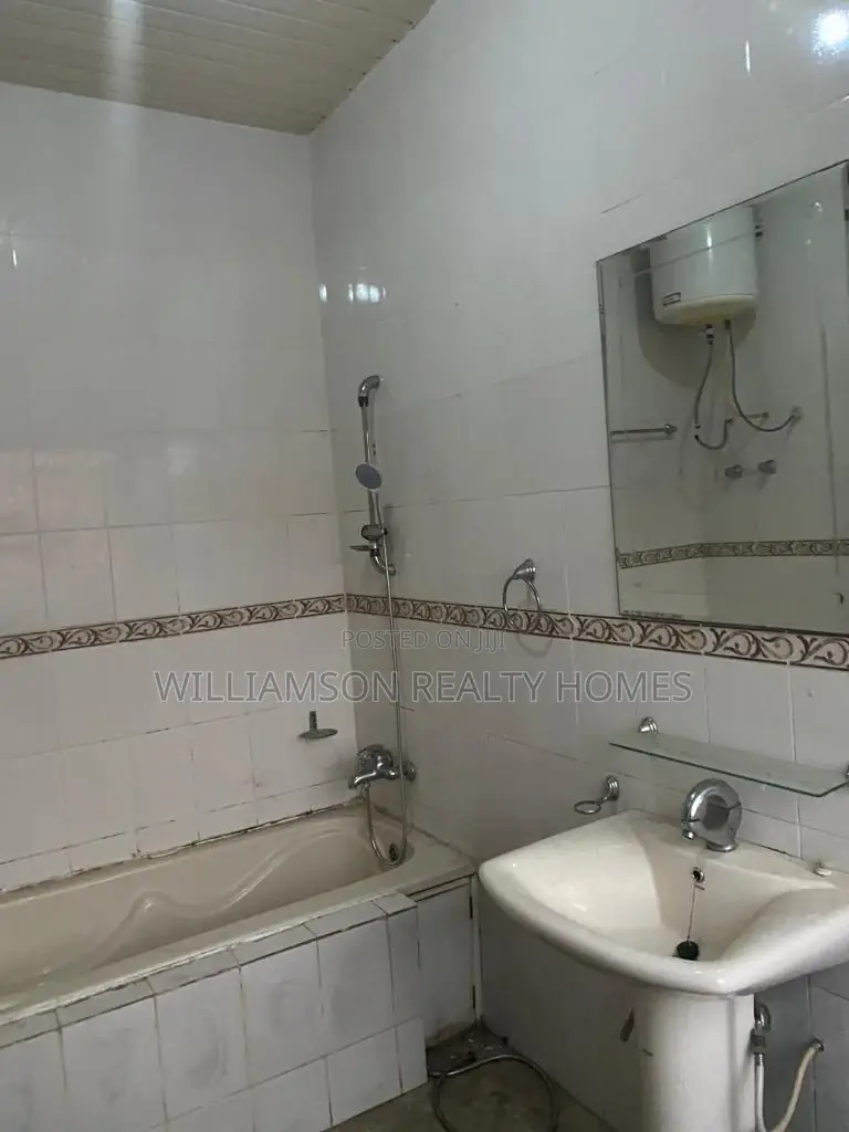 3bdrm Apartment in Community 18 Estate, Spintex for rent
