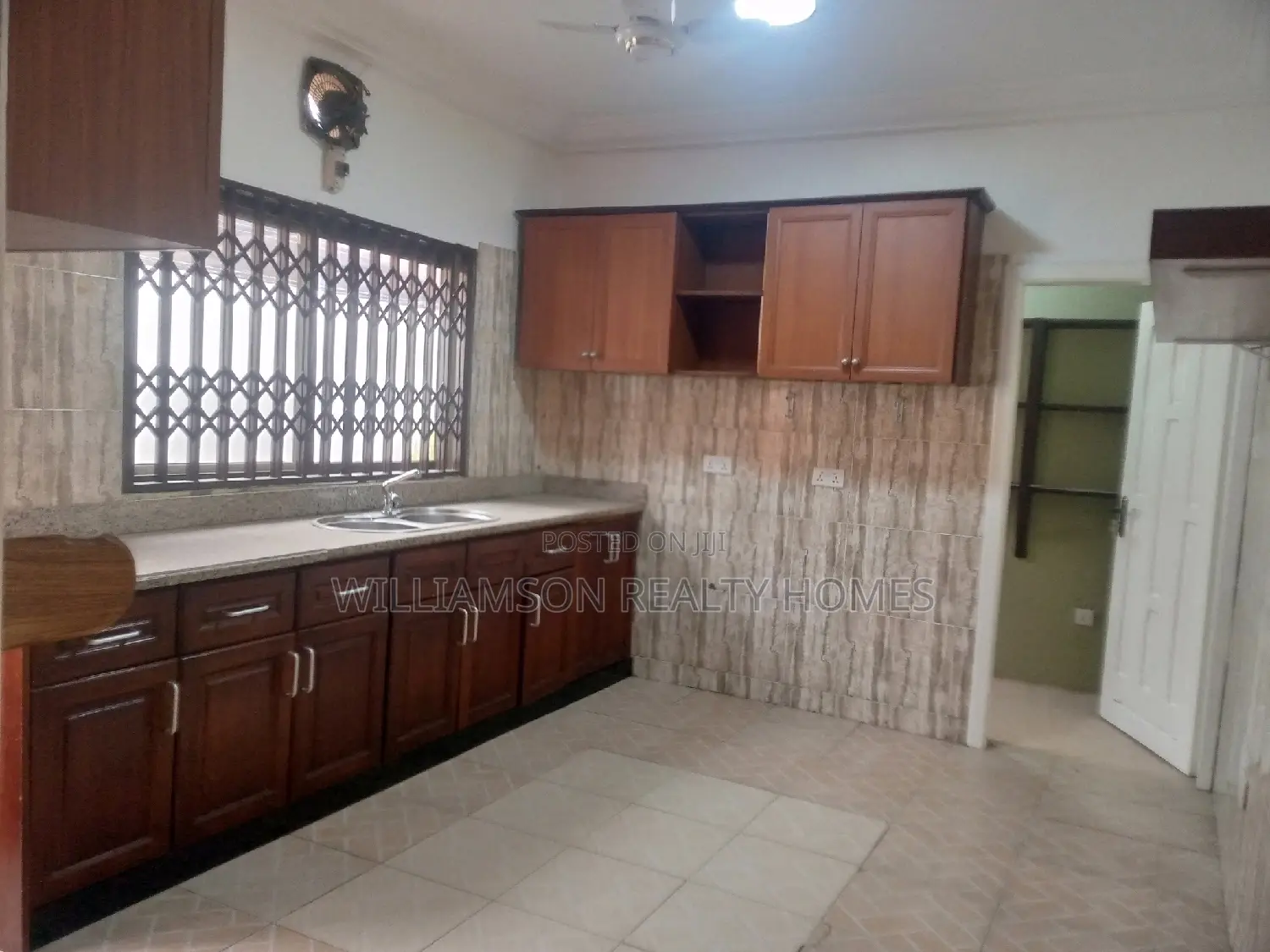 3bdrm House in Community 18, Spintex for rent