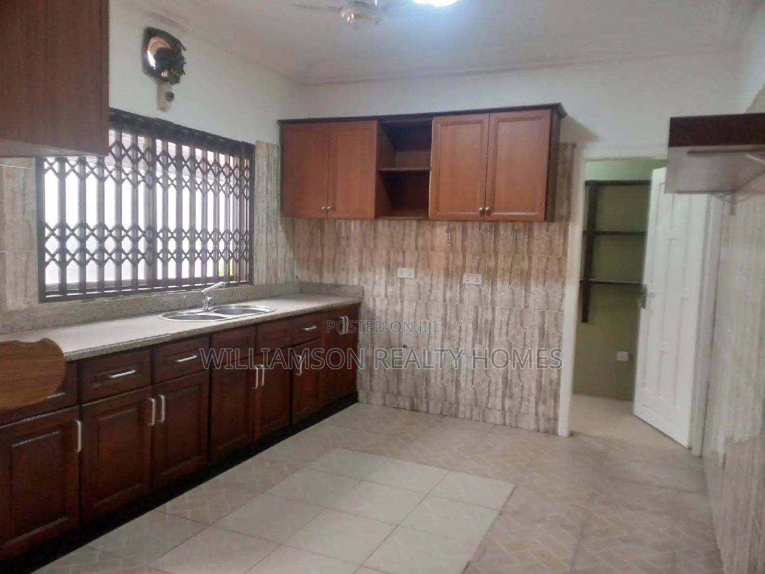 3bdrm House in Community 18, Spintex for rent