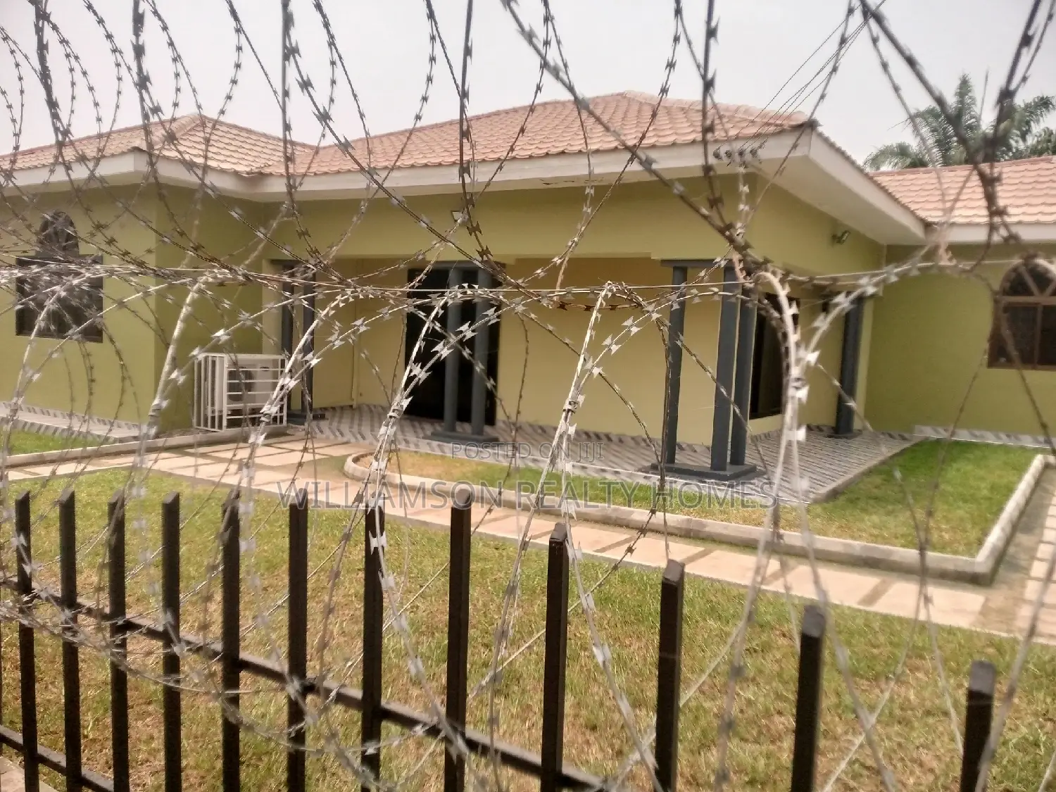 5bdrm House in Community 18, Spintex for rent