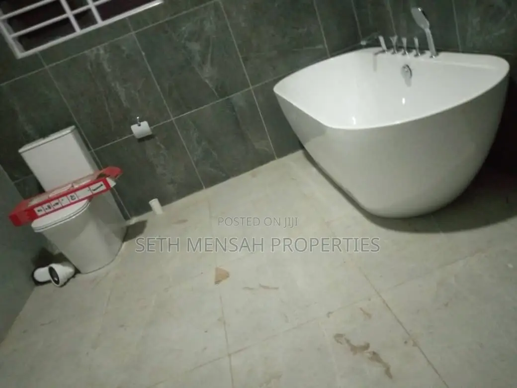 5bdrm House in Achimota for Sale