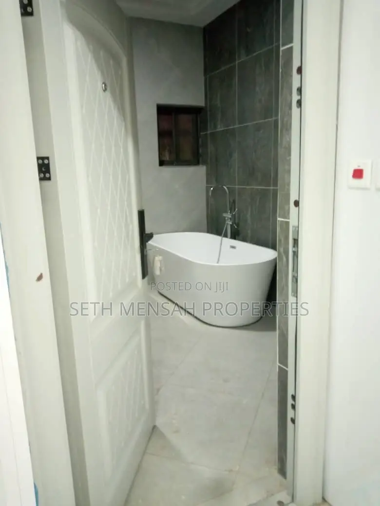 5bdrm House in Achimota for Sale