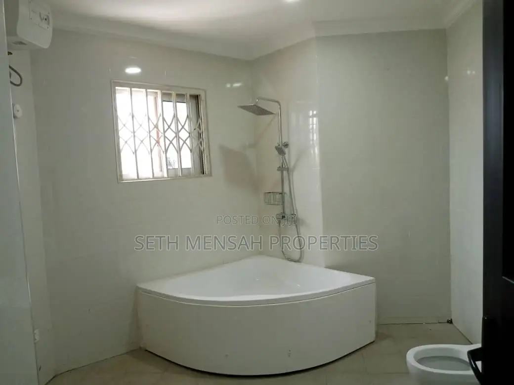 6bdrm House in Adjiriganor for Sale