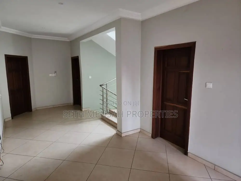 4bdrm Townhouse / Terrace in Skm, Dzorwulu for Rent