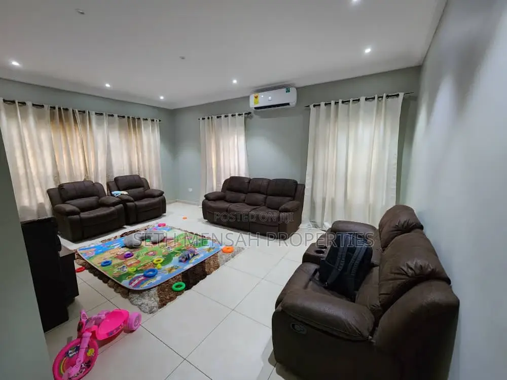 4bdrm Townhouse / Terrace in Skm, Dzorwulu for Rent