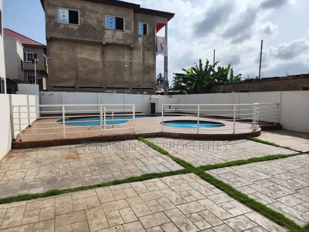 4bdrm Townhouse / Terrace in Skm, Dzorwulu for Rent