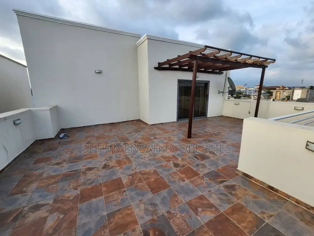 4bdrm Townhouse / Terrace in Skm, Dzorwulu for Rent