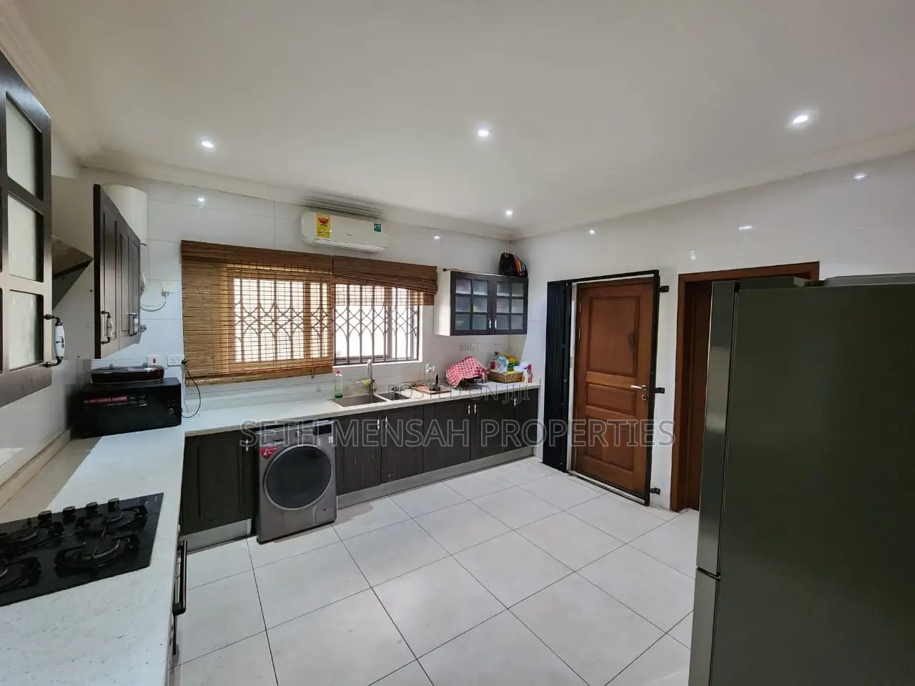 4bdrm Townhouse / Terrace in Skm, Dzorwulu for Rent