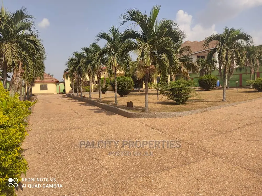 5bdrm House in Atasamanso, Kumasi Metropolitan for Sale