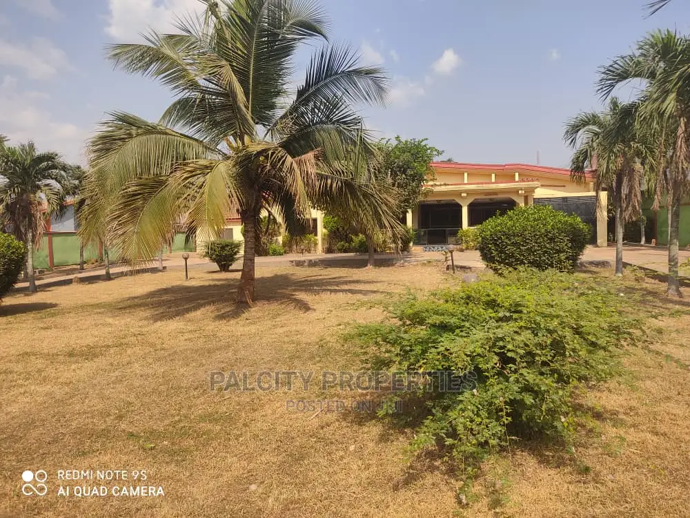 5bdrm House in Atasamanso, Kumasi Metropolitan for Sale