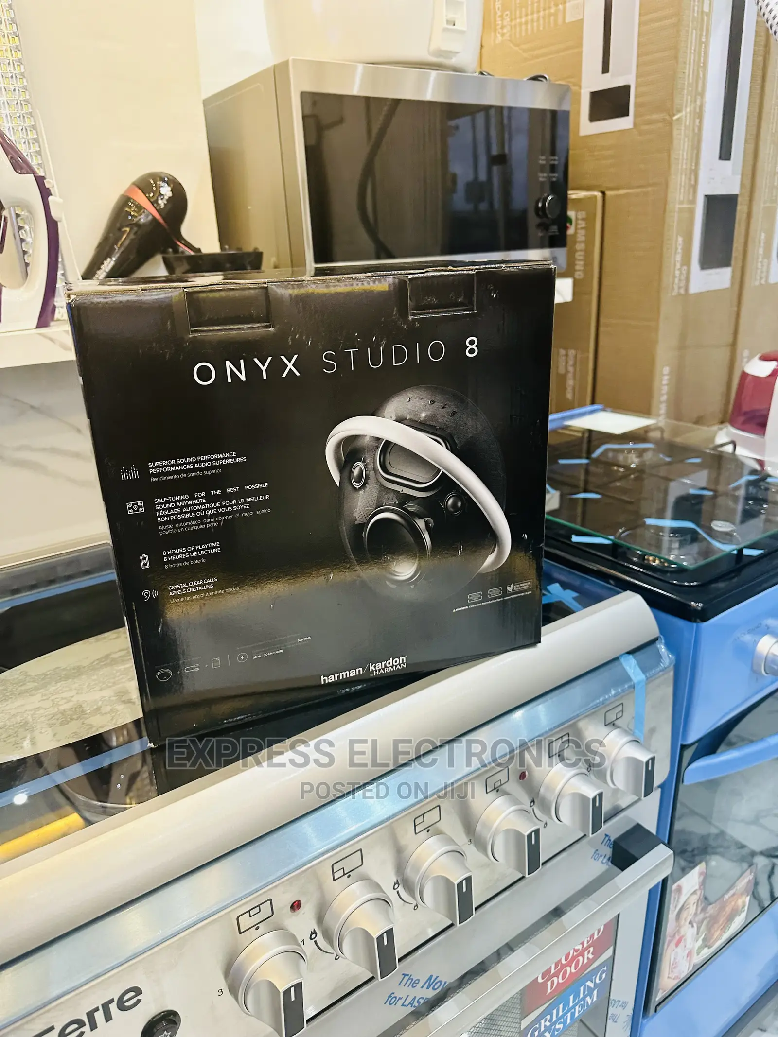 Onyx 8 Studio Designed With a Built-In Dual Microphone