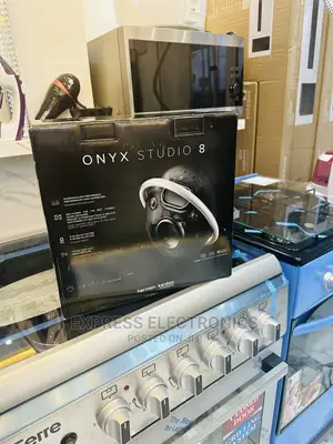 Onyx 8 Studio Designed With a Built-In Dual Microphone
