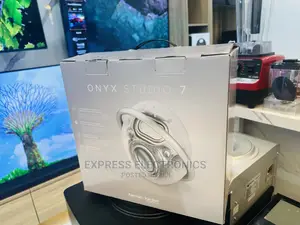Designed With a Built-In Dual Microphone Onxy Studio 7