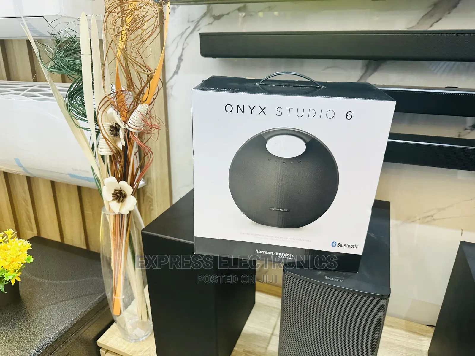 Designed With a Built-In Dual Microphone Speaker Onxy 6