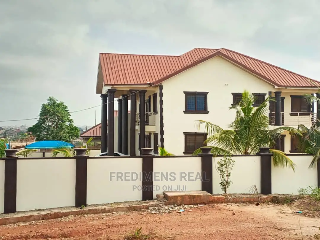 8bdrm House in Fredimens Real, Kumasi Metropolitan for Sale