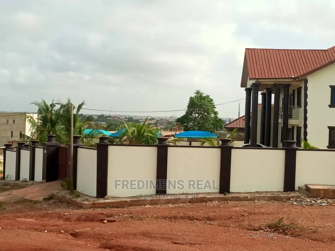 8bdrm House in Fredimens Real, Kumasi Metropolitan for Sale