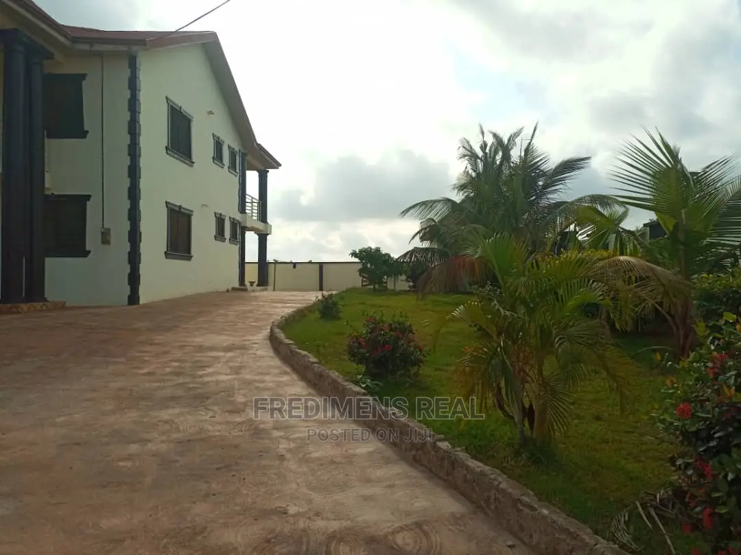 8bdrm House in Fredimens Real, Kumasi Metropolitan for Sale