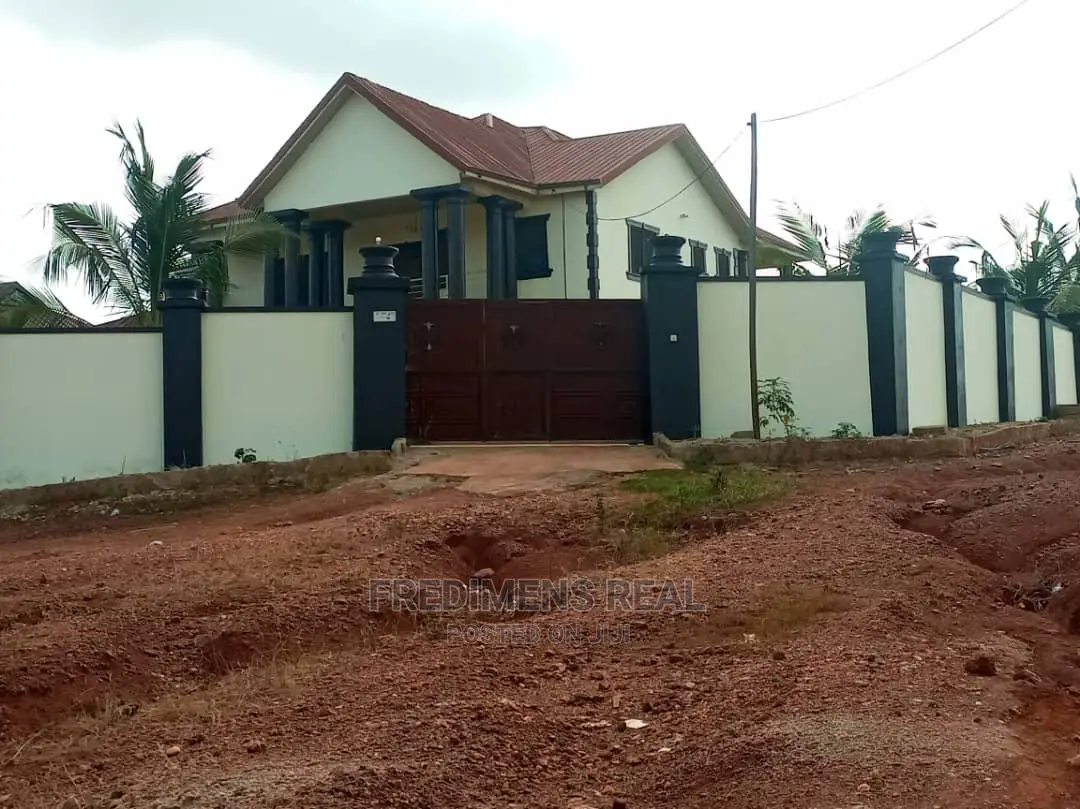 8bdrm House in Fredimens Real, Kumasi Metropolitan for Sale