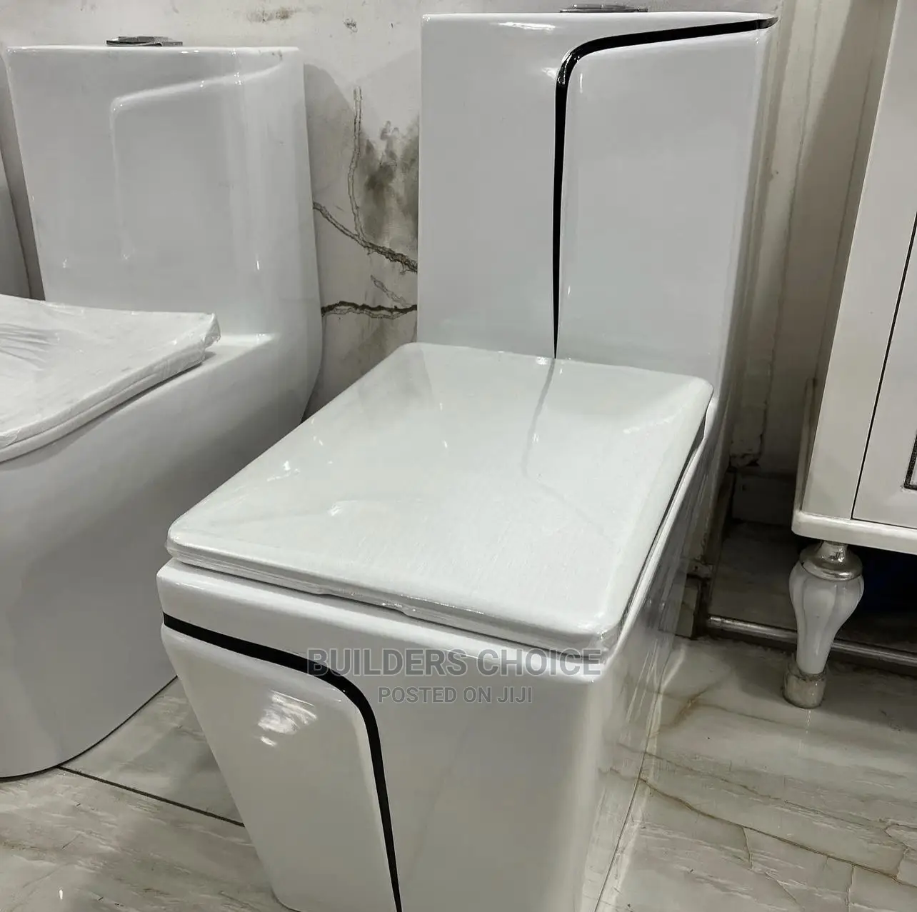 One Piece White And Black _wc _water Closet