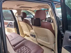 RENT Toyota Landcruiser V8