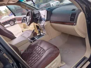 RENT Toyota Landcruiser V8