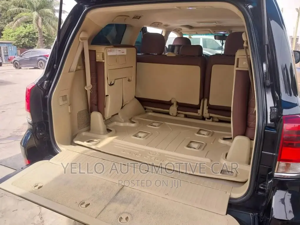 RENT Toyota Landcruiser V8