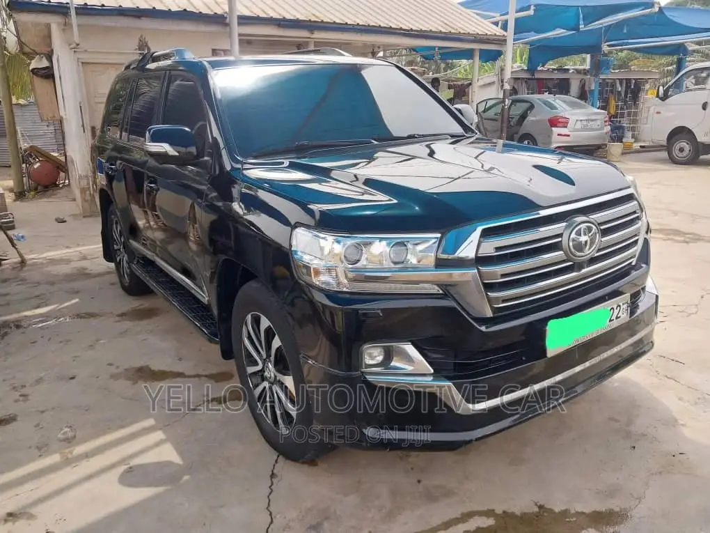 RENT Toyota Landcruiser V8