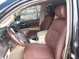 RENT Toyota Landcruiser V8