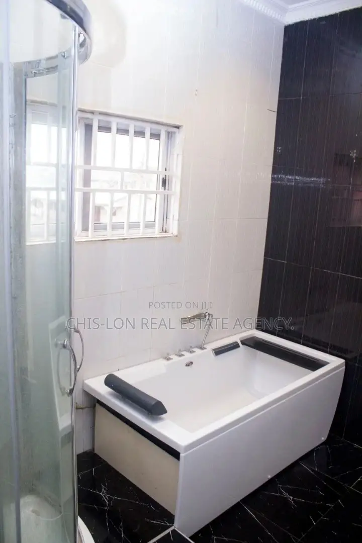 6bdrm House in Sharp-Connect., Kasoa for Sale