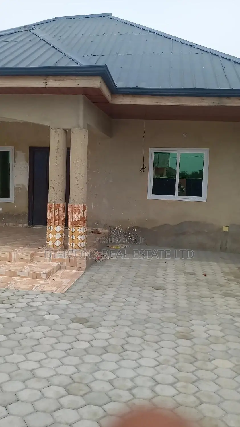 3bdrm House in De-Icons Real Estate, Awutu Senya East Municipal