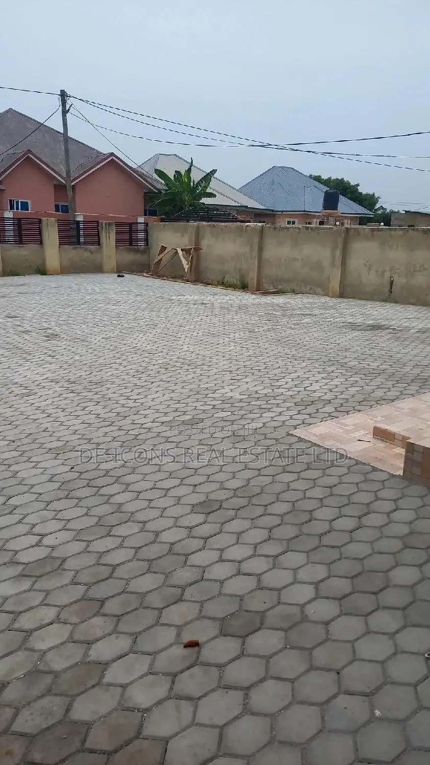 3bdrm House in De-Icons Real Estate, Awutu Senya East Municipal