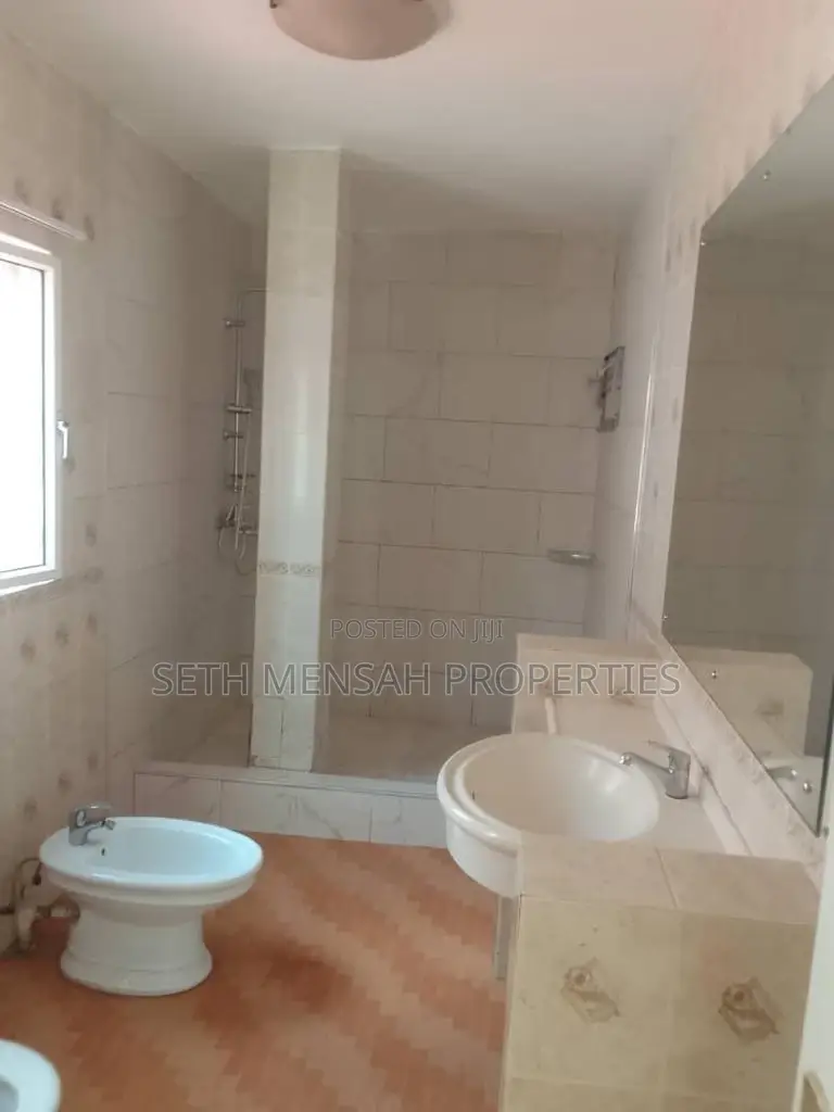 5bdrm House in SKM Property, Labone for Rent