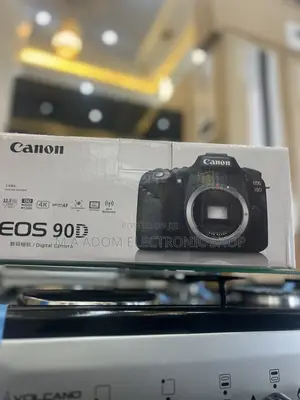 Canon UHD Crystal Clear DSRL Camera With 18-135mm Lens