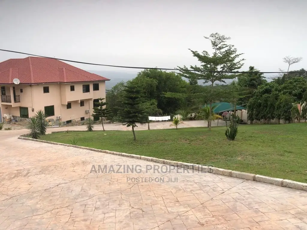 7bdrm House in 7-Bedroom Mansion, Akuapim North for Sale