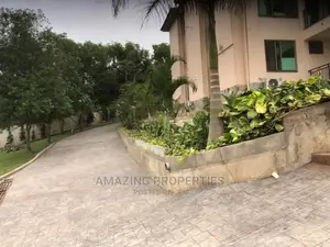 7bdrm House in 7-Bedroom Mansion, Akuapim North for Sale
