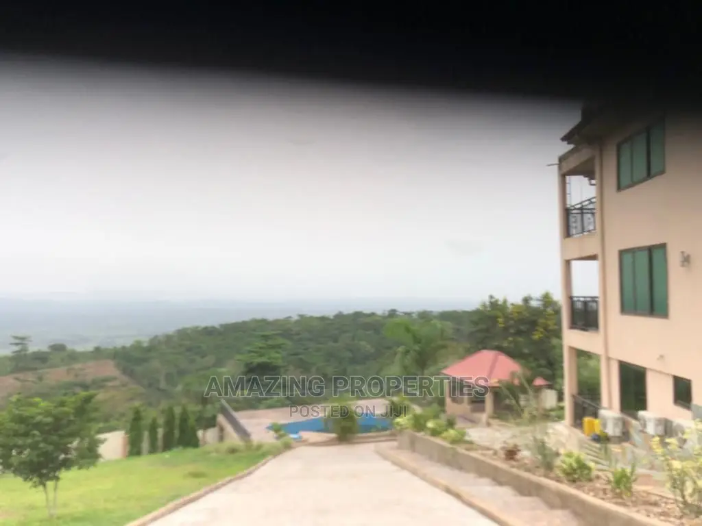 7bdrm House in 7-Bedroom Mansion, Akuapim North for Sale