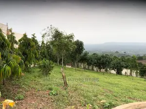 7bdrm House in 7-Bedroom Mansion, Akuapim North for Sale