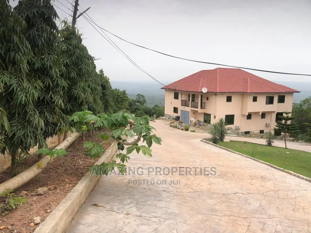 7bdrm House in 7-Bedroom Mansion, Akuapim North for Sale