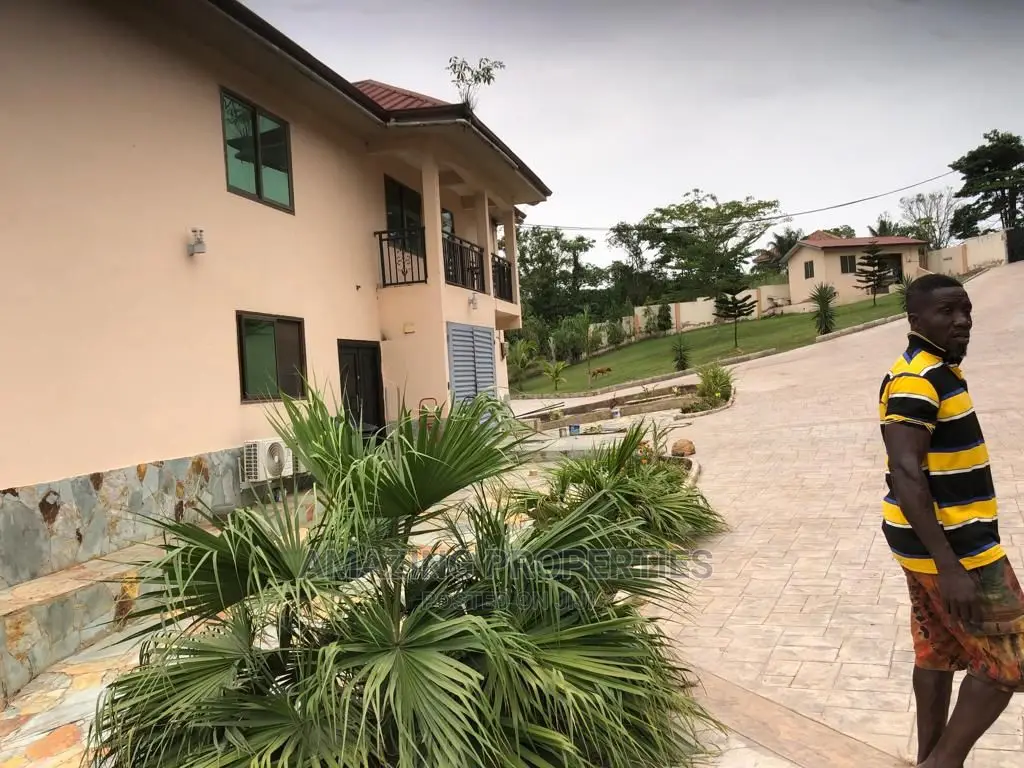 7bdrm House in 7-Bedroom Mansion, Akuapim North for Sale