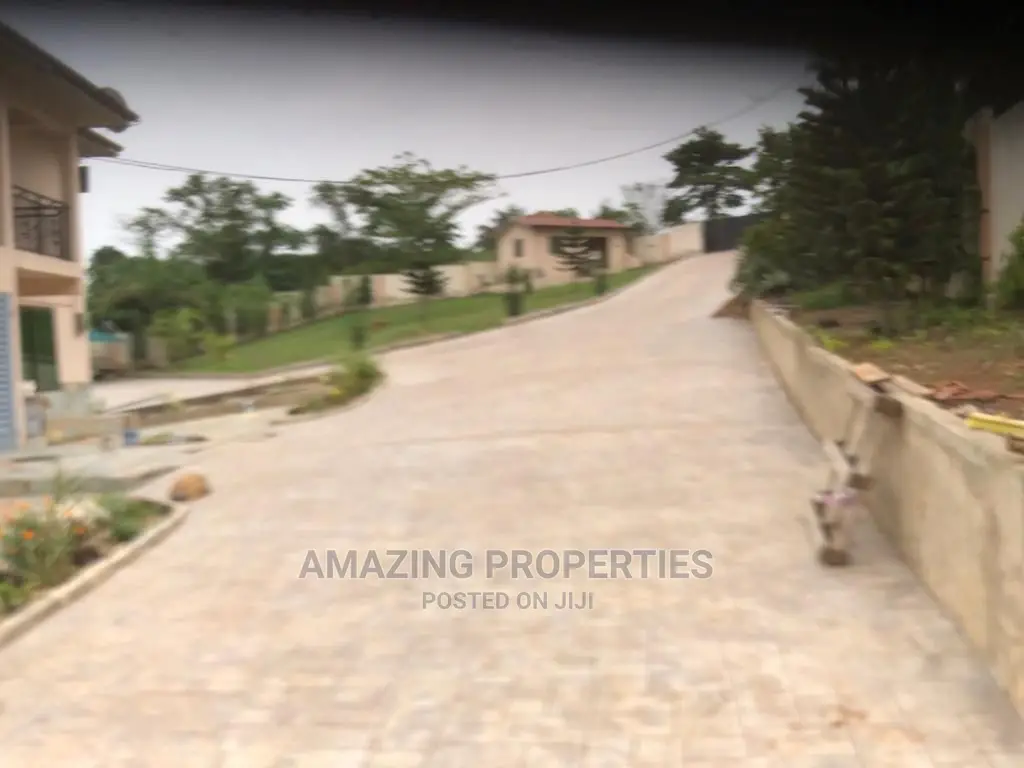 7bdrm House in 7-Bedroom Mansion, Akuapim North for Sale