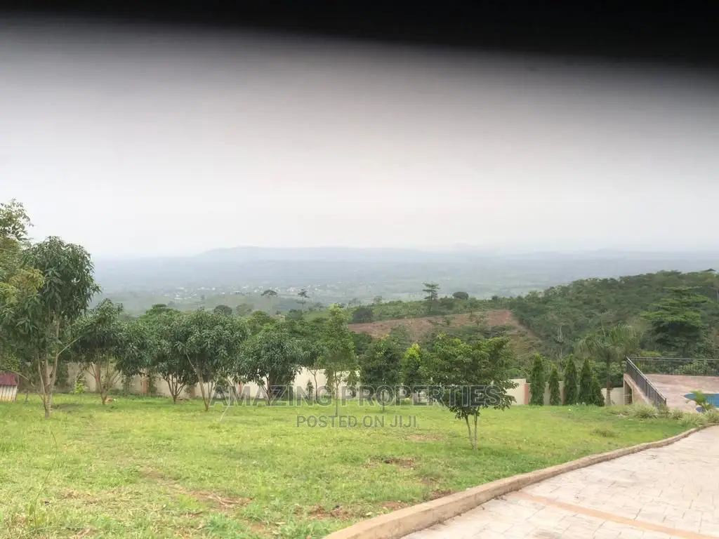 7bdrm House in 7-Bedroom Mansion, Akuapim North for Sale
