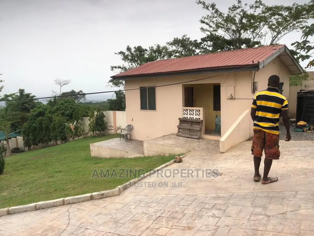 7bdrm House in 7-Bedroom Mansion, Akuapim North for Sale