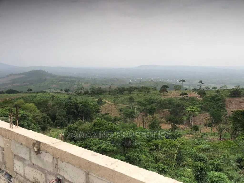 7bdrm House in 7-Bedroom Mansion, Akuapim North for Sale
