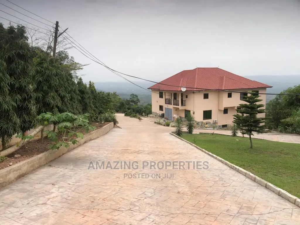 7bdrm House in 7-Bedroom Mansion, Akuapim North for Sale
