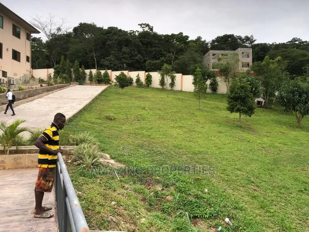 7bdrm House in 7-Bedroom Mansion, Akuapim North for Sale