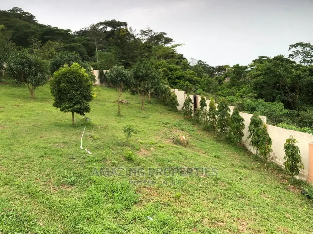 7bdrm House in 7-Bedroom Mansion, Akuapim North for Sale