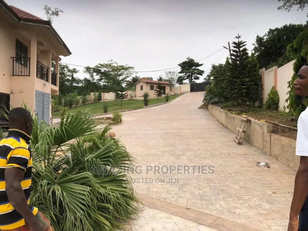7bdrm House in 7-Bedroom Mansion, Akuapim North for Sale