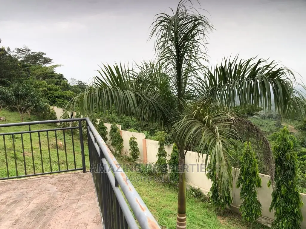 7bdrm House in 7-Bedroom Mansion, Akuapim North for Sale